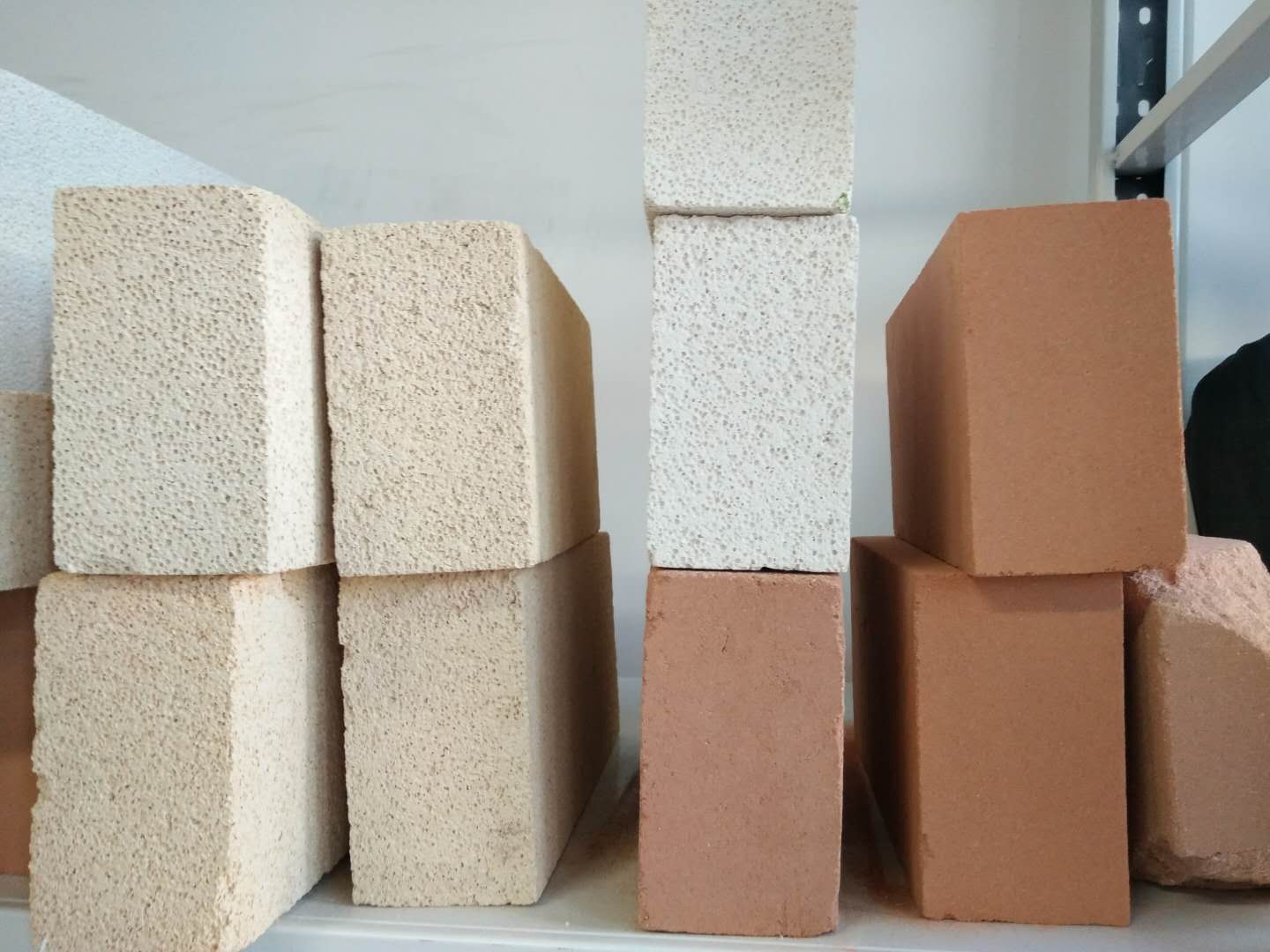Types and applications of lightweight insulation bricks
